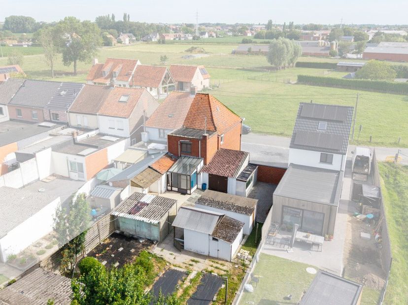[[ DIT PAND NEEMT DEEL AAN DE ERA OPEN HUIZEN DAG OP 19/9 VAN 16:00 TOT 17:00 ]] Te koop: halfopen woning in Oostrozebeke, gelegen in een groene en la