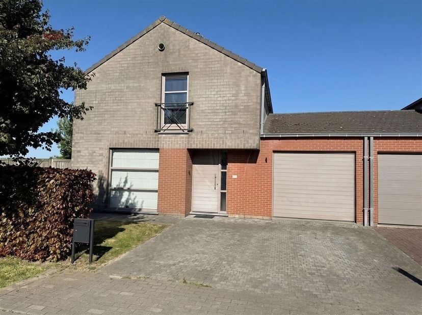 Deze volwaardige halfopen bebouwing is gelegen in de rustige deelgemeente Zevekote en biedt een aangename combinatie van ruimte, comfort en functional