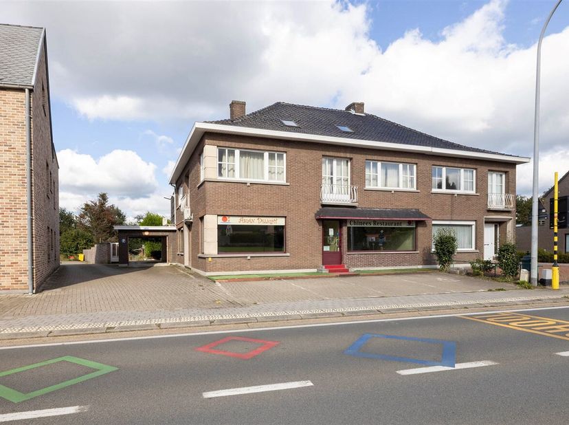 Handelspand met woonst te Zittaart - Meerhout<br />
Indeling:<br />
- Kelder;<br />
- Gelijkvloers: handelsruimte, sanitair, keuken;<br />
- 1ste verd