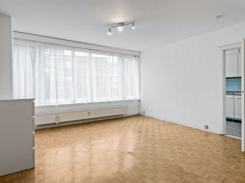 Journée portes ouvertes samedi 14 mars 12h30-13h30<br />
<br />
Lieu de vente : Ce studio est à vendre dans la rue Van der Sweepstraat à Anvers. Le