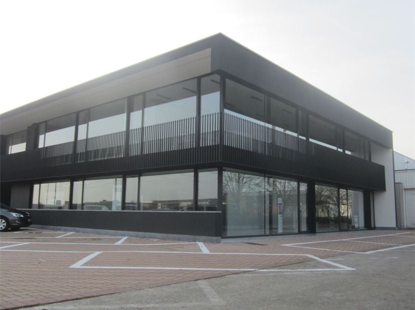 Modern business center met lichtrijke kantoorruimtes<br />
<br />
Dit business center biedt in totaal 956 m² aan kantoorruimte, verdeeld over een 30-t