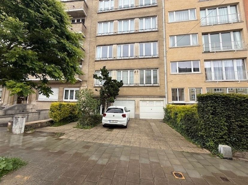 Très bel appartement lumineux de ± 93 m² situé au 2ᵉ étage d’un petit immeuble de caractère construit en 1956, composé de 4 étages avec un appartement