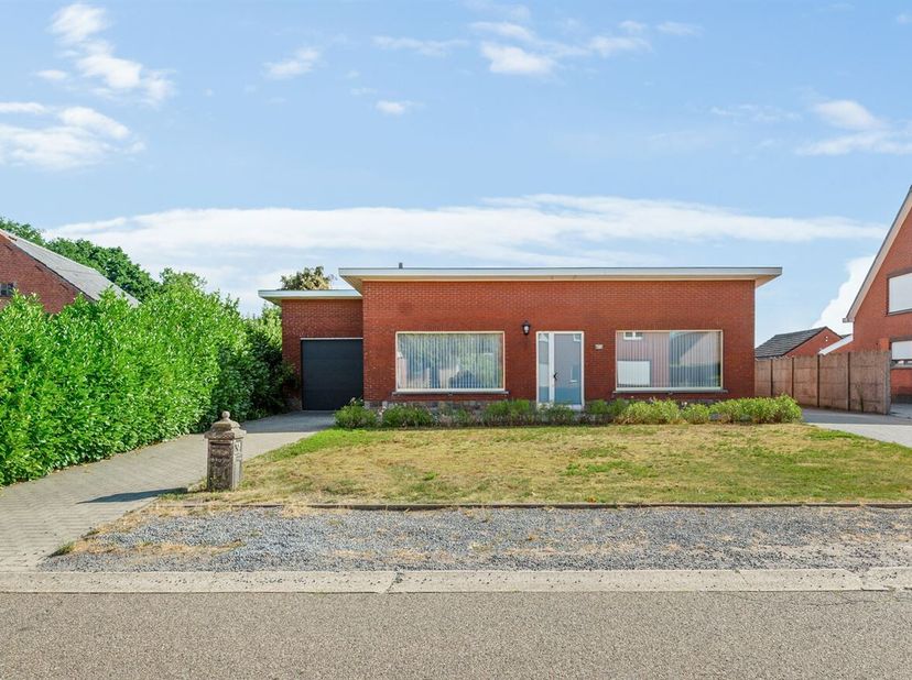Omschrijving:<br />
Gelijkvloers:<br />
Via de inkomhal betreden we de woning, die toegang biedt tot de lichtrijke leefruimte. Deze bestaat uit een ge