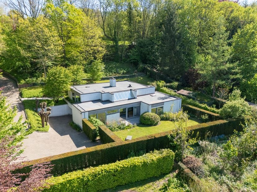 Deze prachtige bungalow, ontworpen door architect Abel Vanheuverswyn, is rustig gelegen in een groene omgeving te Oudenaarde. <br />
Via de lange opri