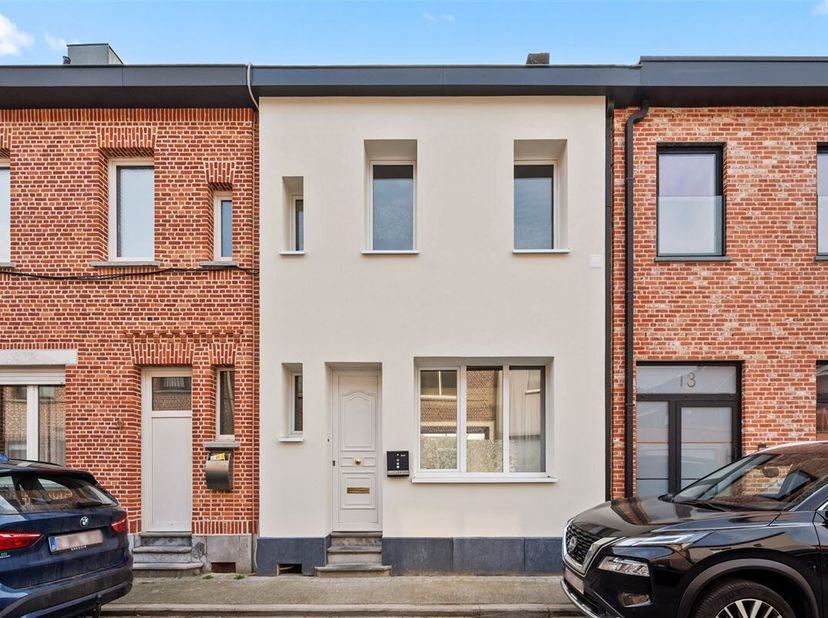In een van de rustigste straten van Mechelen, ligt dit vernieuwde huis. De gevel met witte sierpleister is onderaan voorzien van een plint in blauwe h
