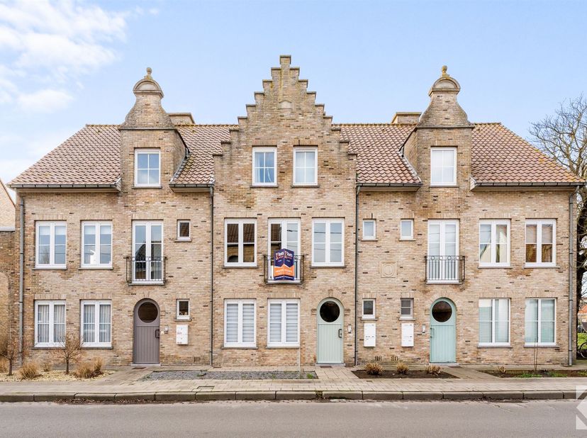 Salon spacieux avec 3 chambres et vue dégagée<br />
<br />
Cette maison spacieuse d'une surface habitable de 131 m² est située au premier étage et o