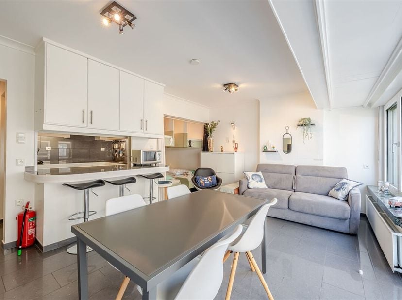 INSTAPKLARE STUDIO MET ZEEZICHT<br />
De moderne open keuken is voorzien van kwalitatieve apparatuur en werkbladen met veel opslagruimte. De slaapkame