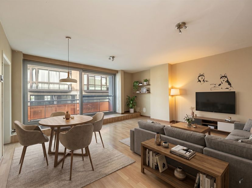 Charmant appartement de 83m² près du centre ville de Merksem.<br />
<br />
Au premier étage se trouve cet appartement avec beaucoup de potentiel, id