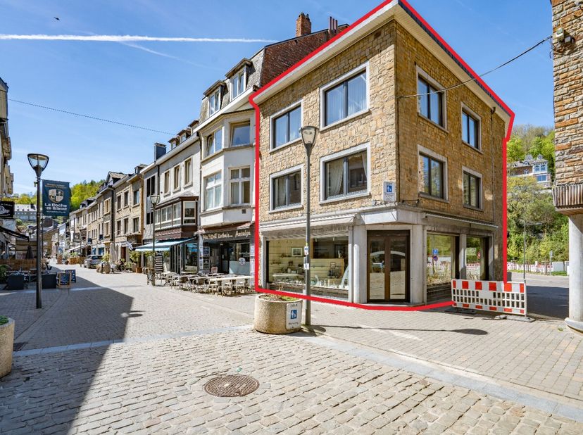 Lagence ERA B-LUX a le plaisir de vous présenter ce superbe immeuble commercial avec appartement, idéalement situé en plein cur de La Roche-en-Ardenne