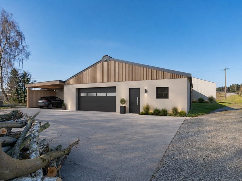 ERA B-LUX vous propose cette ancienne ferme située dans un village calme de la commune de Libramont, idéale pour un projet équestre, agricole ou profe