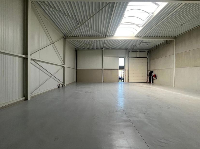 Nieuwe KMO unit A8 van 288m² in het "Cesar Business Park" gelegen op een bedrijventerrein van ongeveer 7 hectare in Bornem, bevinden deze kmo-units zi
