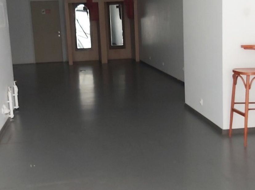 De Panne - handelszaak in het centrumDe totale oppervlakte van de handelsruimte bedraagt 155m² en bestaat uit 2 delen: een gelijkvloerse handelsruimte