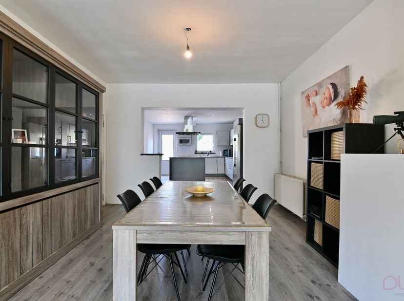 Deze ruime gesloten bebouwing is gelegen in het landelijke Mechelen-Bovelingen bij Heers op een perceel van 10a80ca. De woning geniet van een groen en