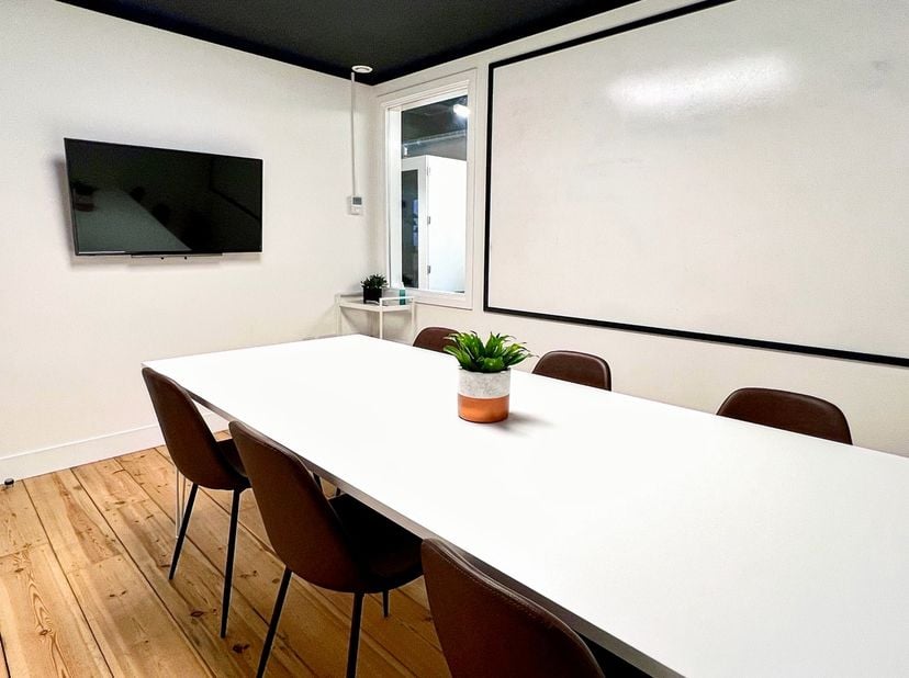 Privékantoor voor 4 werknemers in HQ Humaniteitslaan<br />
<br />
Dit aanbod omvat een eigen kantoorruimte met service voor 4 werknemers en bovendien