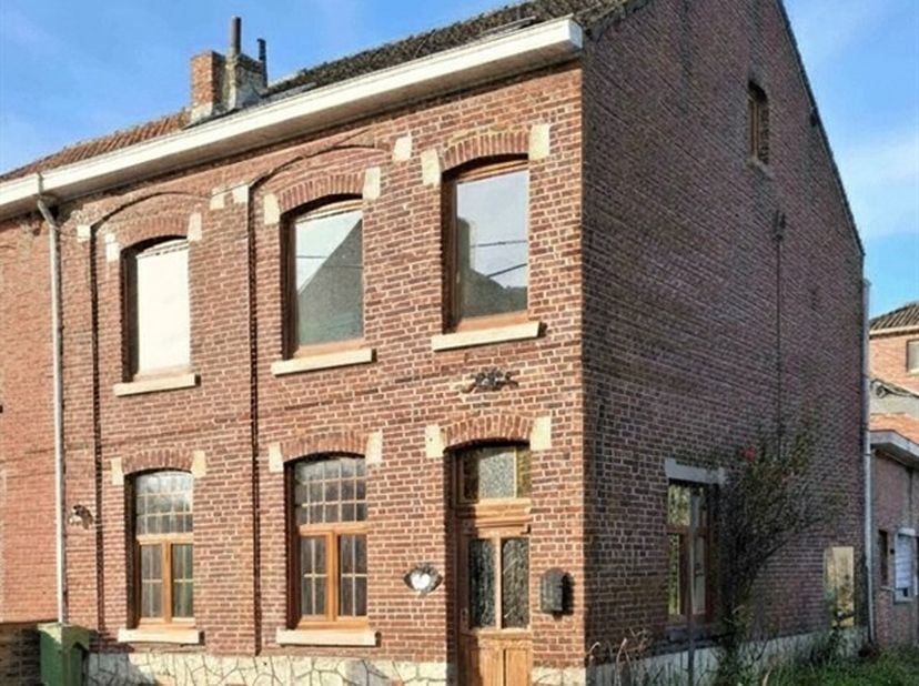 Volledig gerenoveerde woning met mogelijke uitbreiding van naastliggend pand (prijs op aanvraag)!!<br />
Deze prachtige woning biedt een royale woonop