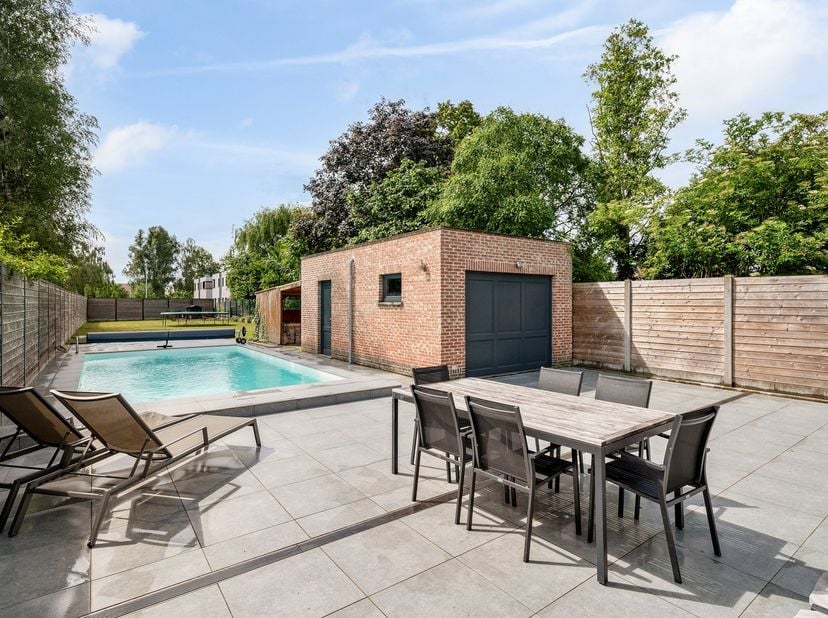 Te koop – Gerenoveerde halfopen bebouwing met zwembad in Berlaar.<br />
<br />
Bent u op zoek naar een instapklare woning op een rustige locatie, maar