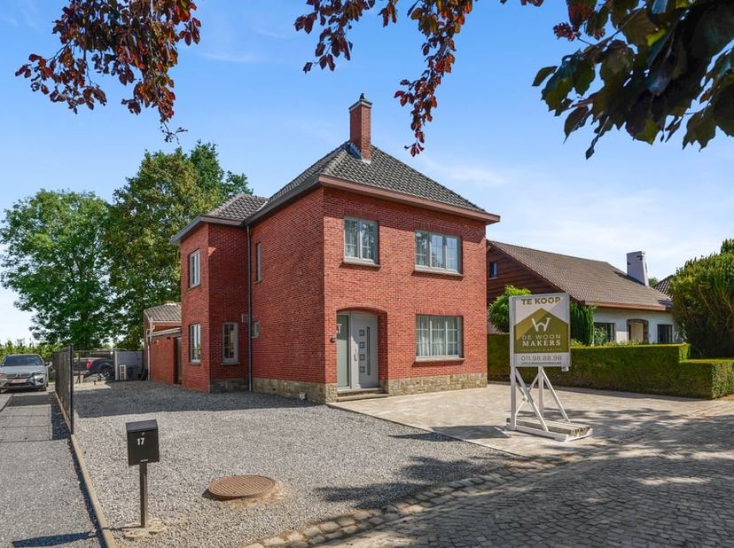 Deze charmante open bebouwing is rustig gelegen aan de Kruiskapelstraat 17 in Sint-Truiden, een aangename locatie waar u geniet van de rust van een re