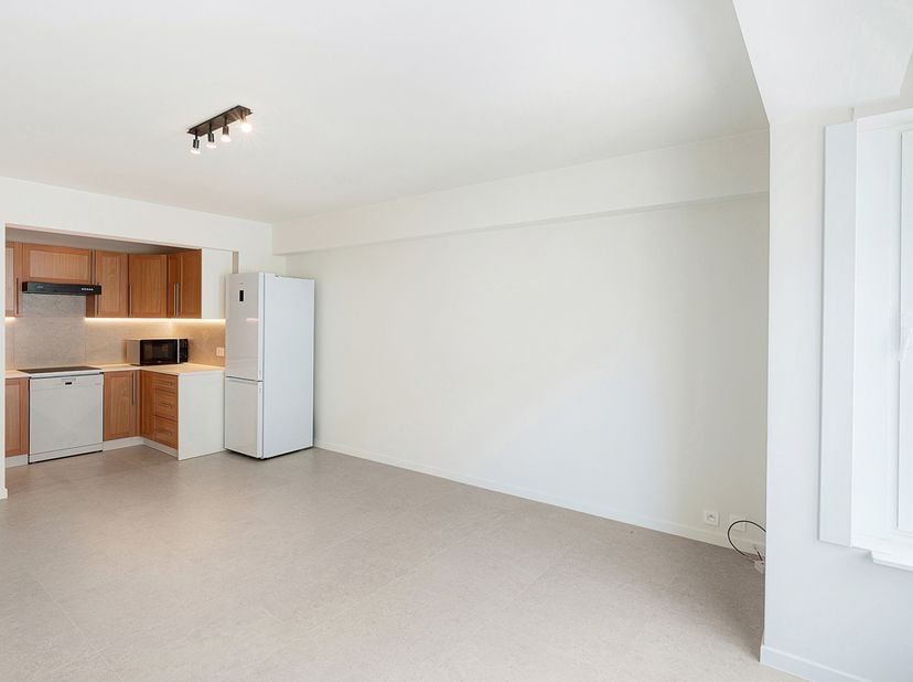 Ontdek dit verzorgde en volledig instapklare appartement met twee slaapkamers, ideaal gelegen in Heist-aan-Zee. Dankzij de centrale ligging bevinden h