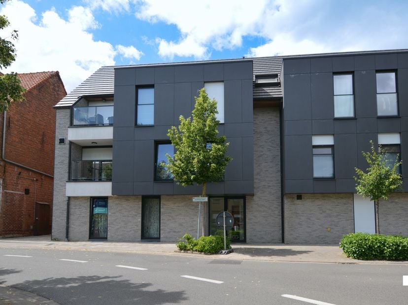 Dit&amp;nbsp;gelijkvloers appartement (2017) met garagebox&amp;nbsp;is gelegen in hartje Westrozebeke en beschikt over een bruikbare vloeroppervlakte van 99 m