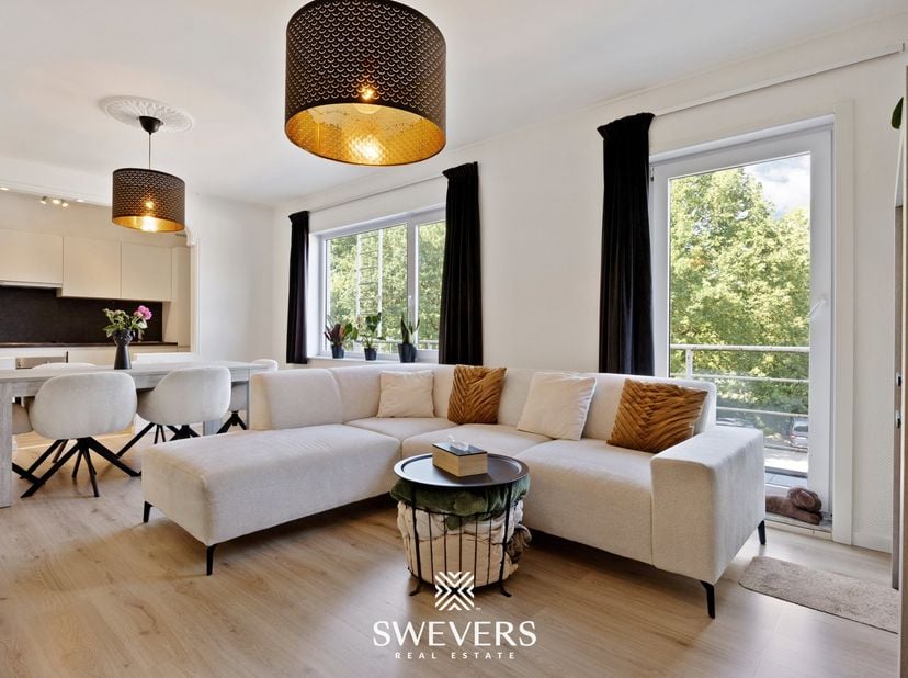 Interesse? Meer informatie op www.SWEVERS.be. - Instapklaar appartement op de 2e verdieping van een verzorgd gebouw met lift, gelegen aan de Koning Bo