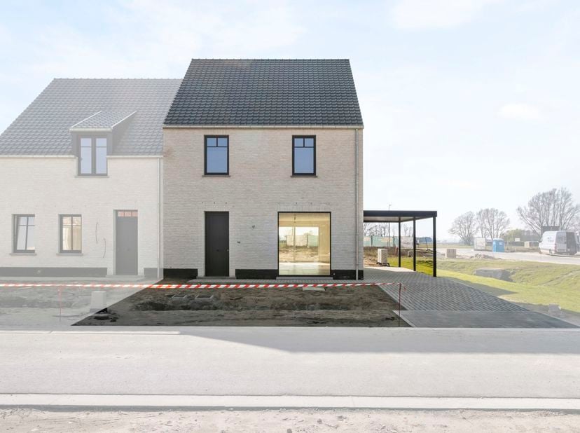 Lichtrijke nieuwbouwwoning op een leuke locatie in Gistel.<br />
Deze nieuwe, energiezuinige halfopen woning ligt in een nieuwe verkaveling, net buite