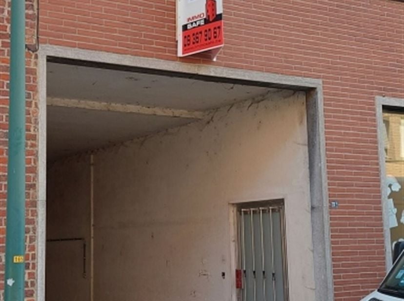 Uitstekend beleggingspotentieel in hartje Merchtem! Dit commercieel vastgoedcomplex beschikt over maar liefst 8 garageboxen met een strategische locat