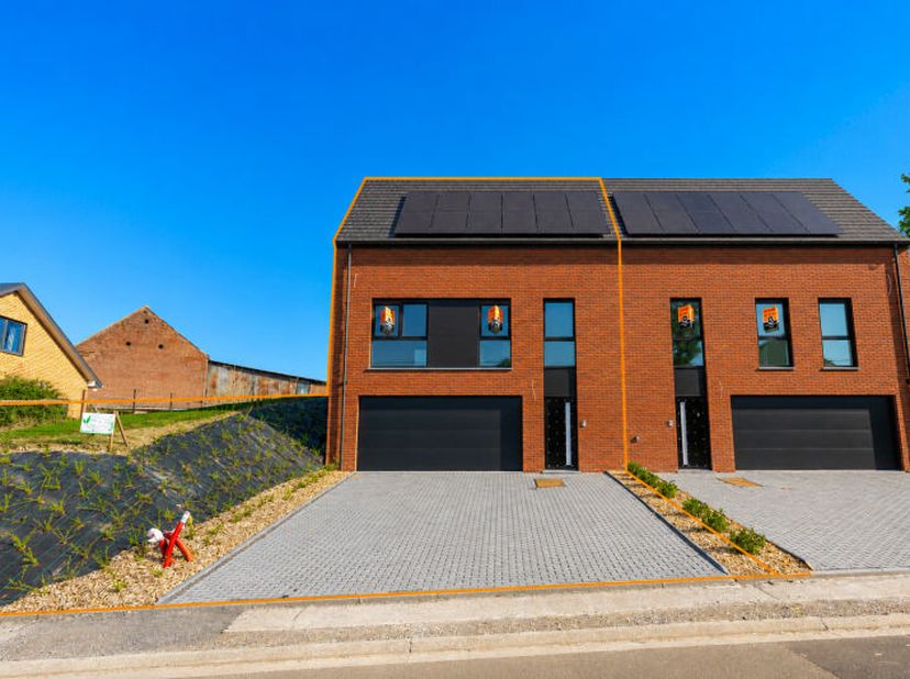 Spacieuse maison de type "bel-étage" neuve, semi-mitoyenne et basse énergie (+/- 173 m² d'après étude PEB) idéalement située à Verlaine sur et avec te