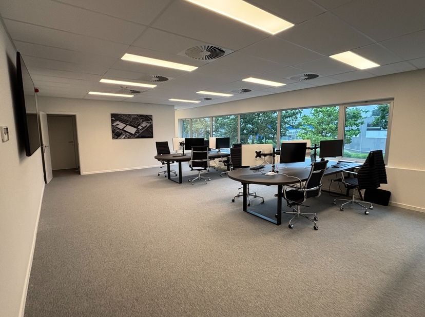 Uitstekend gelegen kantoorruimte van ca. 288 m² te huur op een professionele bedrijfssite langs de zuidrand van Antwerpen, vlot bereikbaar via de A12