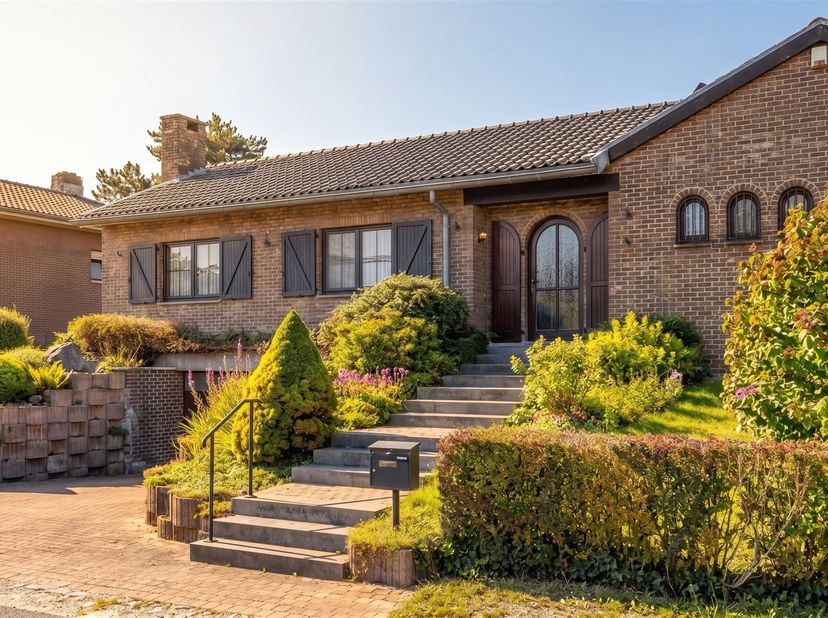 ***** Option ***** <br />
<br />
A Embourg, un spacieux bungalow (280m2) situé au Rond Chêne et comprenant trois chambres, deux salles d'eau, deux g