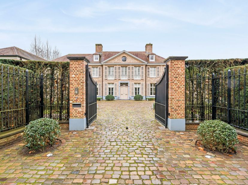 Villa exclusive sur un terrain d'environ 5 000 m², située dans un environnement résidentiel et boisé à Pelt (Grote Heide). Au rez-de-chaussée, la vill