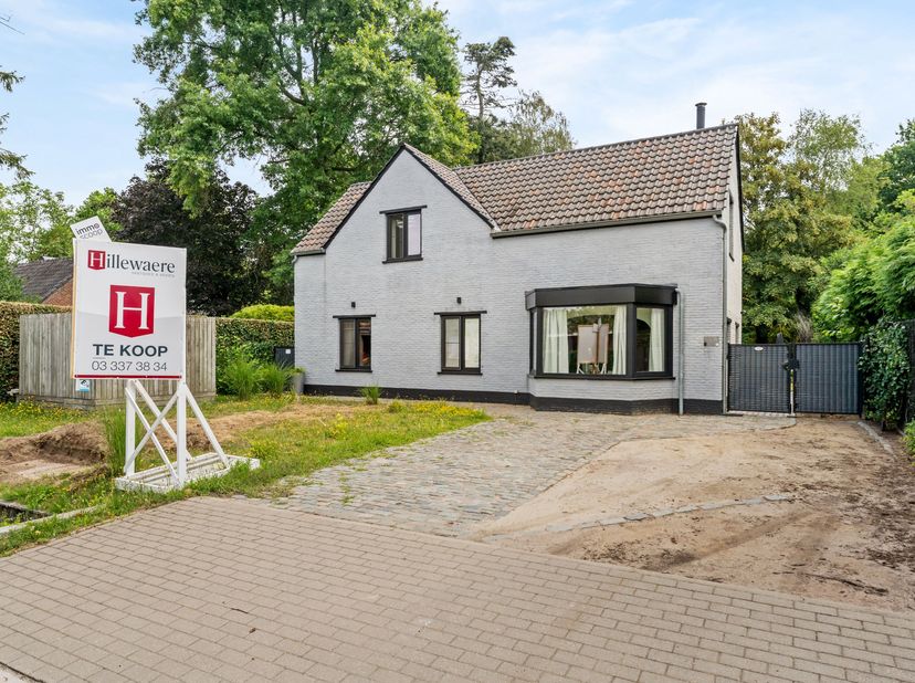 Op een gegeerde locatie in Zoersel bevindt zich deze ruime, instapklare woning op een prachtig perceel van 1.257 m². De woning onderging in 2018 een g