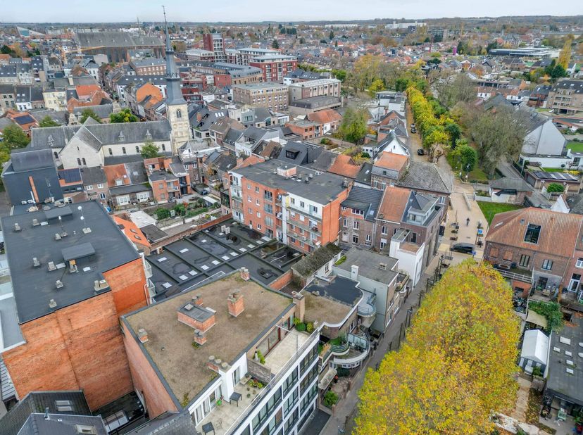 Deze stadswoning werd gebouwd in de jaren '30 in volledige art-deco stijl. Ze werd in de loop van de jaren gerenoveerd met oog voor de authentieke ele
