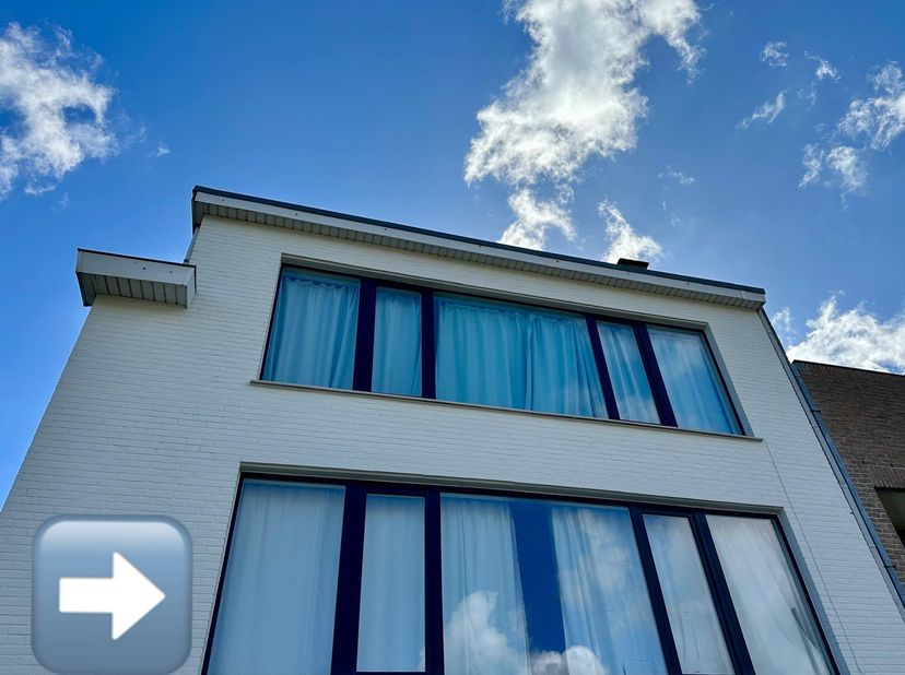 RUIM APPARTEMENT OP EERSTE VERDIEPING MET WOONKAMER KEUKEN BADKAMER APART TOILET 3 SLAAPKAMERS BERGING GEEN LIFT. BESCHIKBAAR VANAF SEPTEMBER 2026