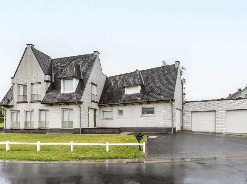 Cette propriété unique est située à l'extérieur de la commune et bénéficie d’un vaste espace de stationnement.<br />
Cet imposant bâtiment a besoin d'