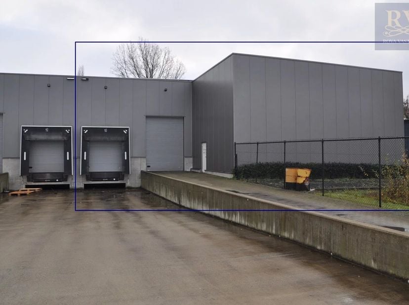 OPSLAGLOODS VAN +/-926 M² MET LAADKADE EN POORTEN OP EEN CENTRALE LOCATIE IN ZONHOVEN<br />
Deze recent gebouwde opslagplaats vindt u terug op het ind