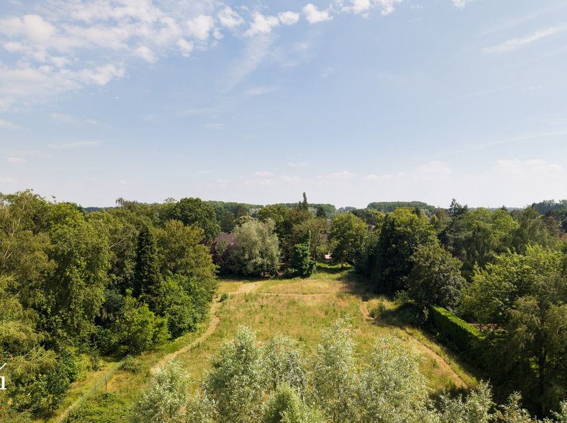 Compromis in opmaak.<br />
Aan de gegeerde Bunderweg, in een bijzonder rustige en groene woonomgeving van Latem, bevindt zich dit uitzonderlijke perce