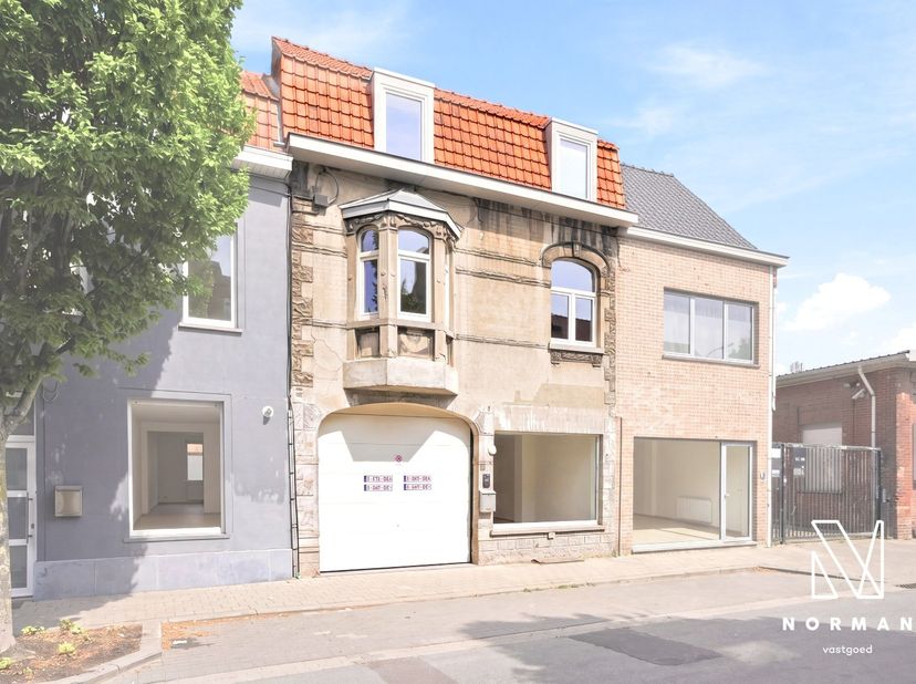 Multifunctioneel gebouw (opslag - burelen - wonen) op een commerciële ligging in een zijstraat van de Brugsesteenweg te Kortrijk, gerenoveerd in 2023,