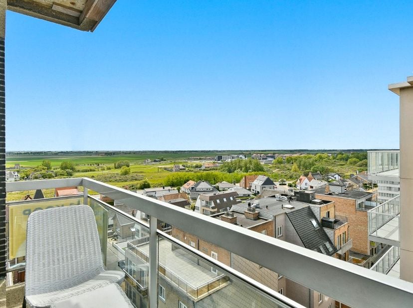 Dit charmante en bijzonder lichtrijke appartement bevindt zich op een unieke ligging aan de Zeedijk van Middelkerke en geniet van prachtige vergezicht