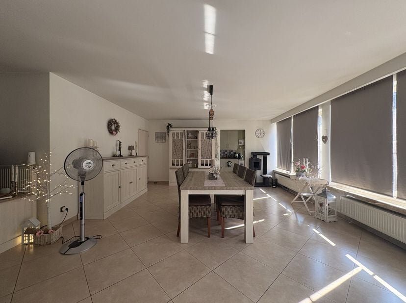 Ruim appartement met 3 slpks terras en garage<br />
<br />
Ligging: Het appartement is gelegen in het centrum van Grobbendonk, op wandelafstand van