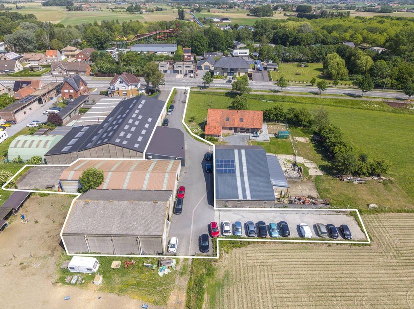 In Ieper (Zillebeke) bieden wij dit functioneel bedrijfsgebouw te koop aan, bestaande uit een combinatie van kantoorruimte en magazijn. <br />
<br />