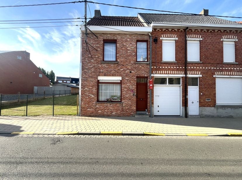 Deze halfopen woning is gelegen in de Stationstraat in Moorslede, recht tegenover basisschool De Bunderboog en op wandelafstand van het centrum. Dankz