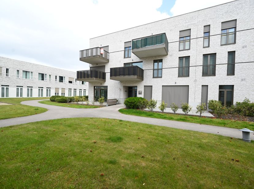 Een appartement op een prachtige locatie te Ardooie!<br />
&amp;nbsp;<br />
Het appartement bevindt zich op de tweede verdieping en&amp;nbsp; heeft volgende i