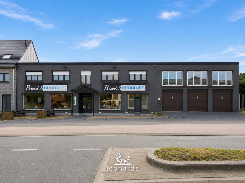 Cette propriété polyvalente est située au centre d’Ingooigem et offre une combinaison intéressante entre habitation et activité professionnelle au mêm
