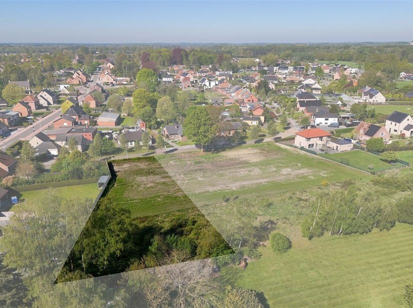 Bouwgrond voor open bebouwing van 19a44ca in een groene en rustige omgeving<br />
<br />
Omgeving:<br />
+ Rustige en groene woonomgeving in Tessen