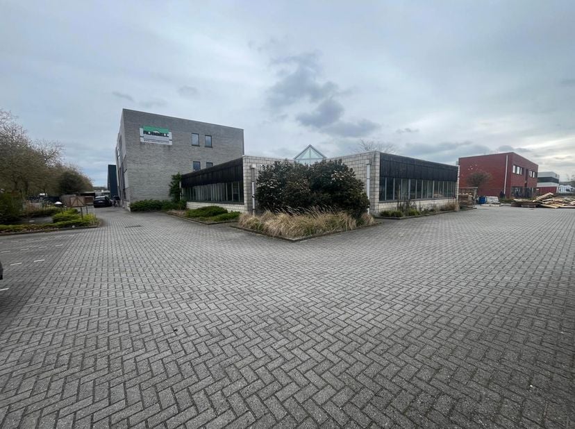 Alleenstaand bedrijfsgebouw bestaande uit magazijn 1.150 m² met kantoor verdeeld over 3 verdiepingen van in totaal 950m² (incl. sociale ruimtes).<br /