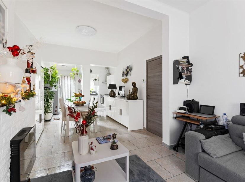 Ligging: Deze ruime woning is zeer centraal en gunstig gelegen nabij de Bredabaan. Verschillende scholen, winkels, horeca en het openbaar vervoer in d