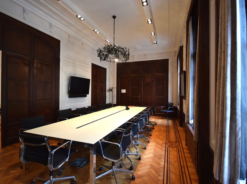 Situé au cœur historique de Bruxelles, le centre Van Orley offre un environnement de travail idéal. Ce bâtiment unique et charmant bénéficie de beauco