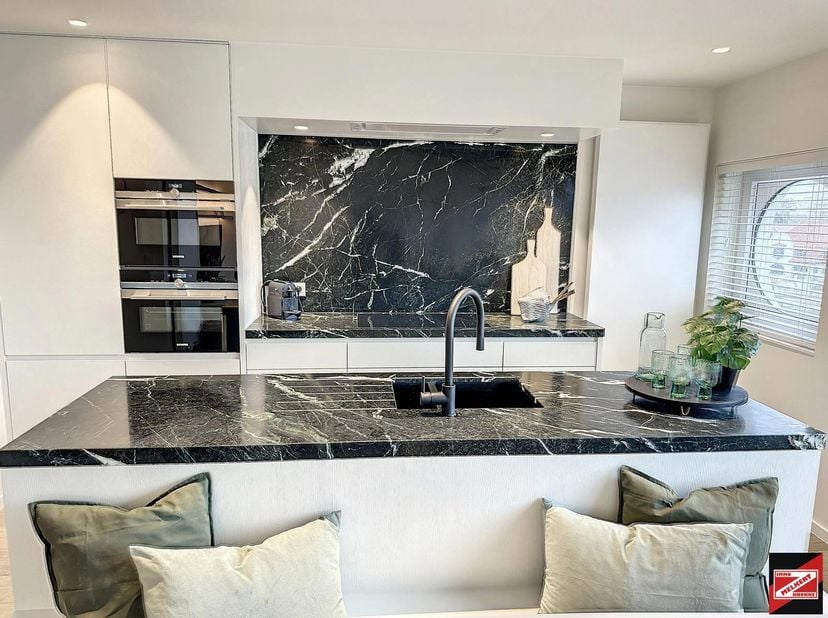 Magnifique appartement d’angle entièrement rénové avec 3 chambres et vue frontale sur le lac de la Victoire à Knokke