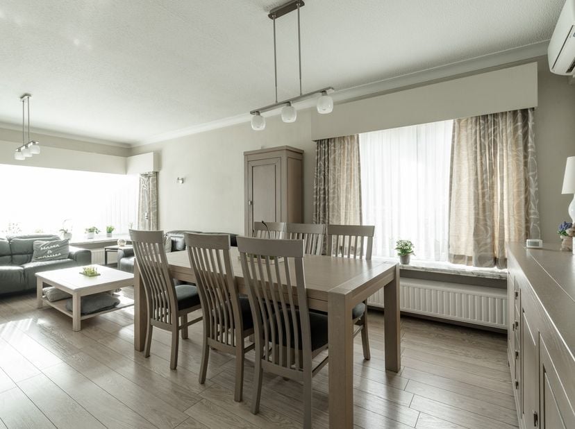 Deze charmante gezinswoning met 3 slaapkamers, garage en tuin vinden we terug in de Joost Van Den Vondelstraat te Lommel<br />
<br />
Indeling van de