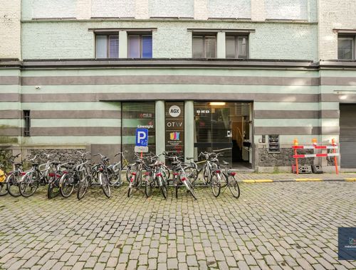                                         Bien commercial à louer à Gent, € 825
